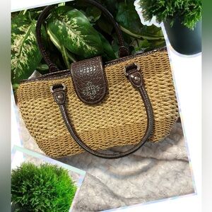 Brown and tan Straw shoulder bag w brown straps and magnetic closure. Center zip